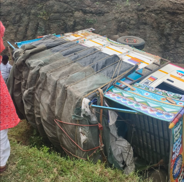 महाराष्ट्रातील पुणे जिल्ह्यातील कुंदेश्वर मंदिरात भीषण अपघात: ७ ठार, २० जखमी.