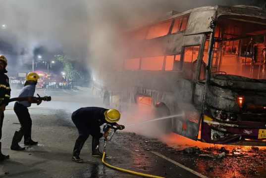 पुणे-बंगळूर महामार्गावर खाजगी बसची आगीत धडक! प्रवाशांचा अगदी टोकावर वाचलं.
