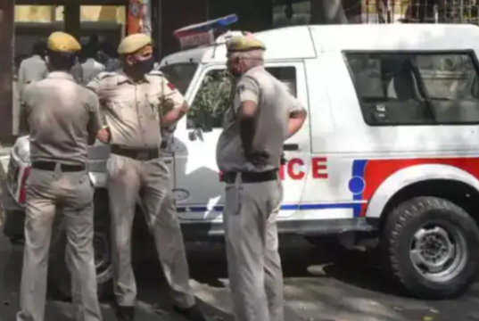 बॉम्ब धमकीमुळे दिल्लीतील अनेक शाळांमध्ये हल्ली, सुरक्षा दलांची धाडसी कारवाई (मंगळवार, १८ ऑगस्ट २०२५).