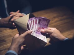 धुळेमध्ये शिक्षण अधिकाऱ्याला रिश्वत घेताना पकडले – १० हजार रुपयांच्या लाचबाजीत अटके.