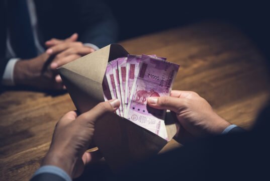 धुळेमध्ये शिक्षण अधिकाऱ्याला रिश्वत घेताना पकडले – १० हजार रुपयांच्या लाचबाजीत अटके.